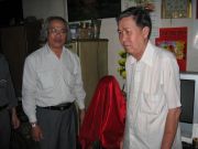 VS Nguyễn Ngọc Nội & ông Nguyễn Chí Thành bên tượng Sư tổ phủ vải đỏ, tại nhà ông Thành